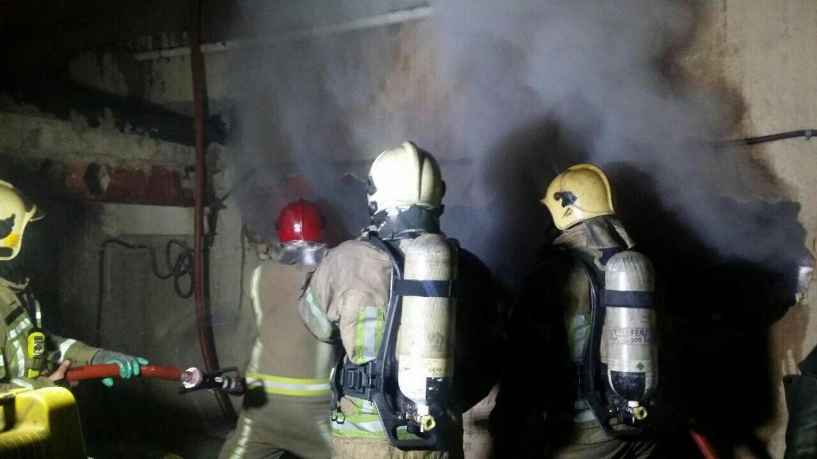 انبار کالا در خیابان مولوی دچار حریق شد انبار کالا در خیابان مولوی دچار حریق شد