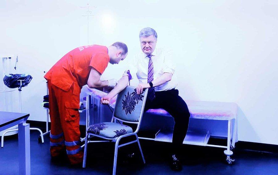 عکس روز: آزمایش خون پیش از مناظره عکس روز: آزمایش خون پیش از مناظره